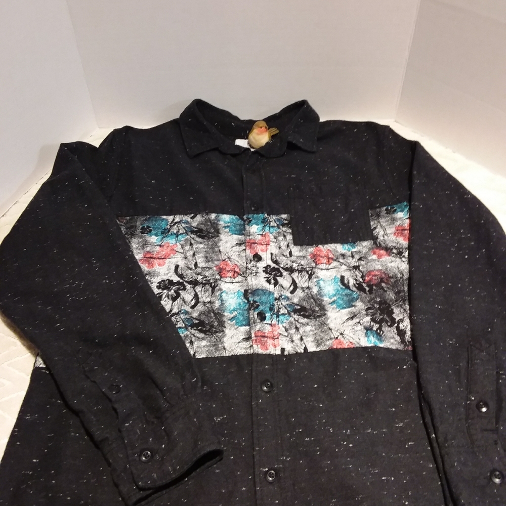 ⬇️On the Byas shirt